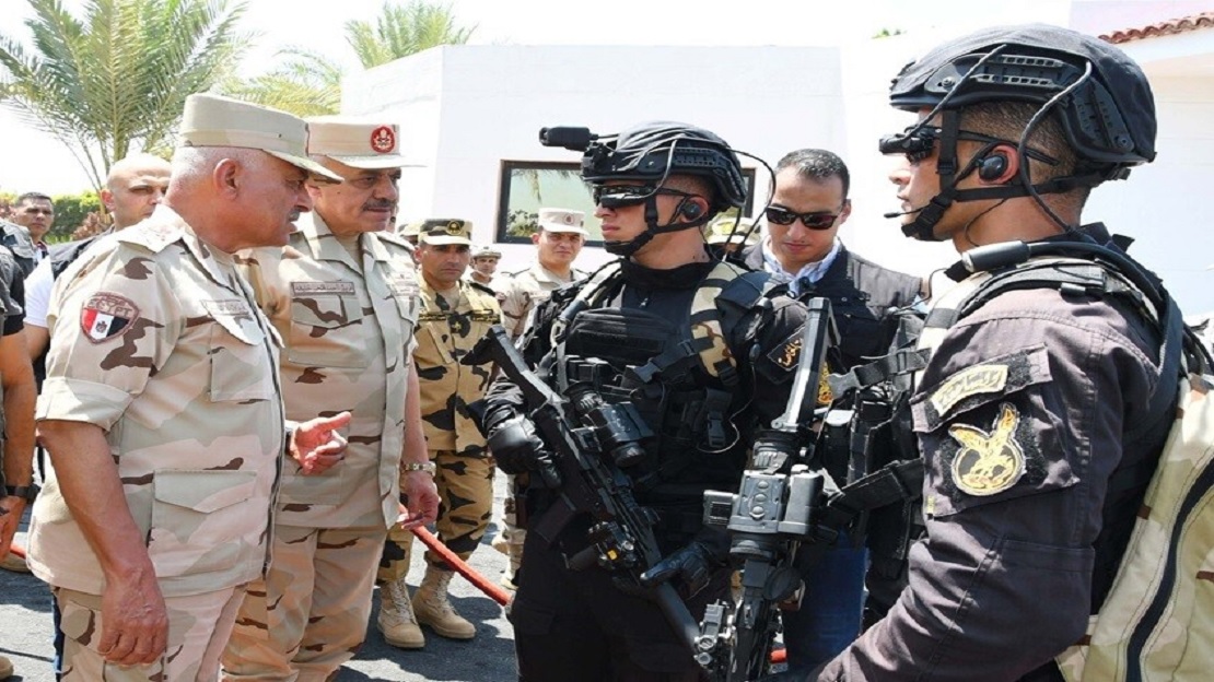 وزير الدفاع المصري يدعو قوات الصاعقة والمظلات إلى الحفاظ على أعلى درجات الاستعداد القتالي