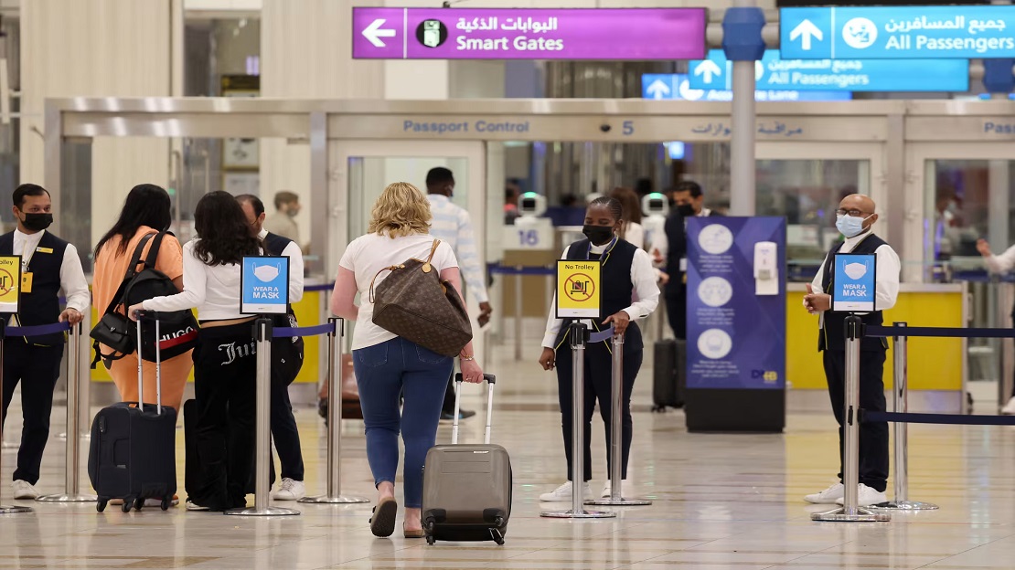 يقوم مطار دبي الدولي مؤقتاً بتحويل الرحلات القادمة والتي من المقرر وصولها هذا المساء حتى تتحسن الظروف الجوية السيئة