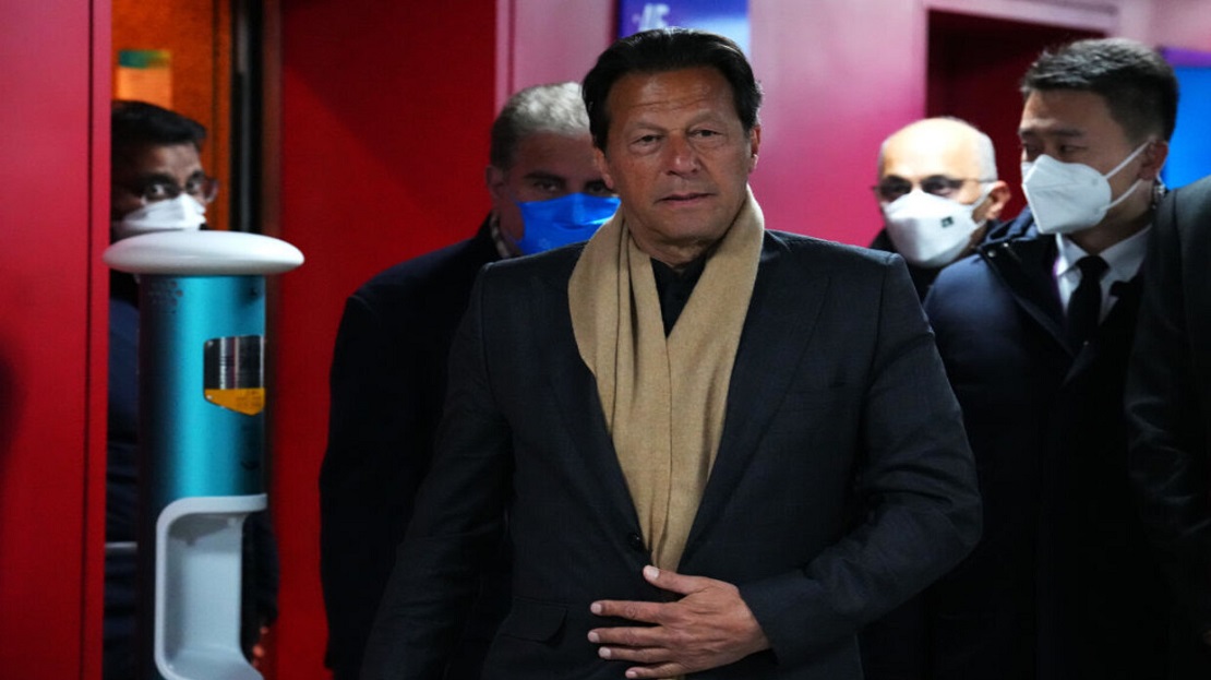 عمران خان وزوجته: حكم بالسجن 14 عامًا و7 سنوات في قضية فساد تثير الجدل في باكستان