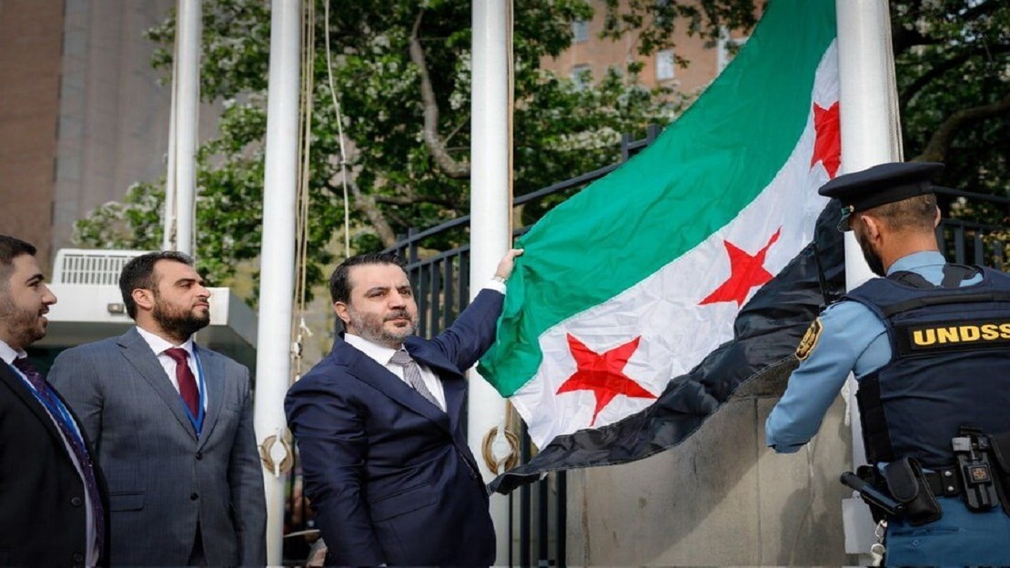 سوريا ترفع علمها الجديد أمام الأمم المتحدة: بداية مرحلة جديدة