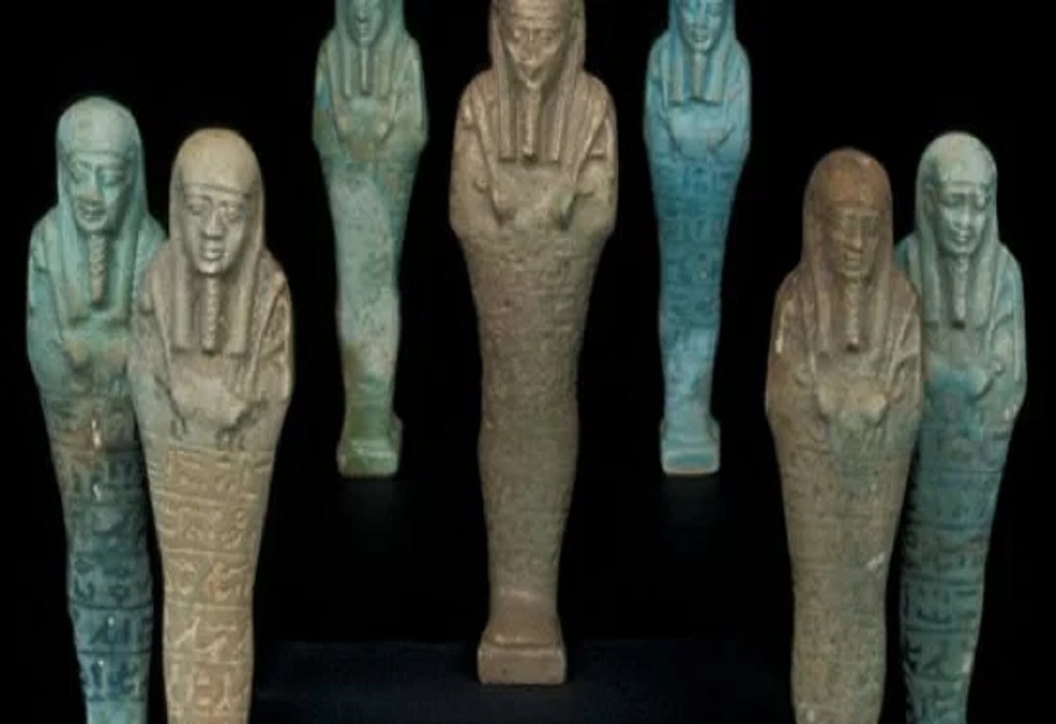 اكتشاف الآلاف من تماثيل الأوشابتى فى #مصر 