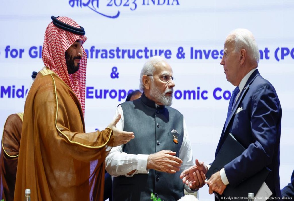 الرئيس الأميركي جو بادين يصافح رئيس الوزراء الهندي مودي وولي العهد السعودي محمد بن سلمان