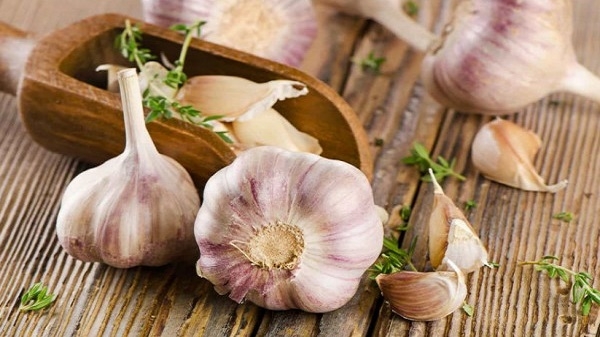 الثوم أكثر التوابل شعبية، ويتم استخدام الثوم في الطب، وللثوم فوائد عند تناوله قبل النوم.