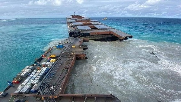  السفينة ارتطمت بشعاب مرجانية في المحيط الهندي