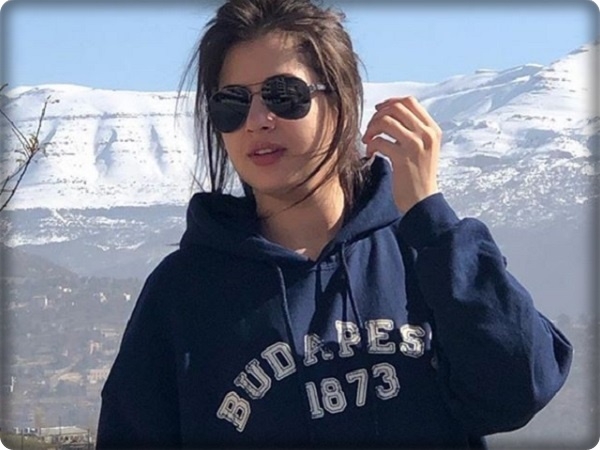 فيديو منى فاروق في دبي يثير جدلا