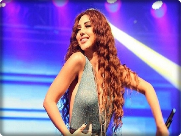 فيديو، شاب سعودي ينهال على ميريام فارس بالأحضان والقبلات