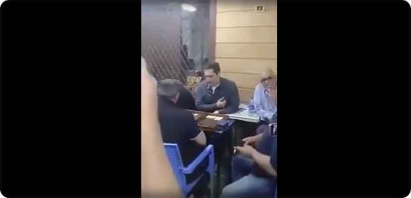 علاء مبارك يلعب 