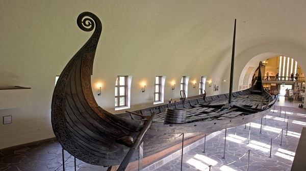 نقاط من التلاقي لا نهائية بين اليابسة والمياه في لوحات طبيعية إبداعية من داخل  متحف "سفن الفايكنغ" في النرويج