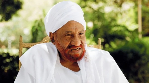  الصادق المهدي هو سياسي ومفكر سوداني، مولود في ديسمبر عام 1935 في مدينة أم درمان، كبرى مدن العاصمة الخرطوم، وحصل على الماجستير في الاقتصاد من جامعة أوكسفورد عام 1957.