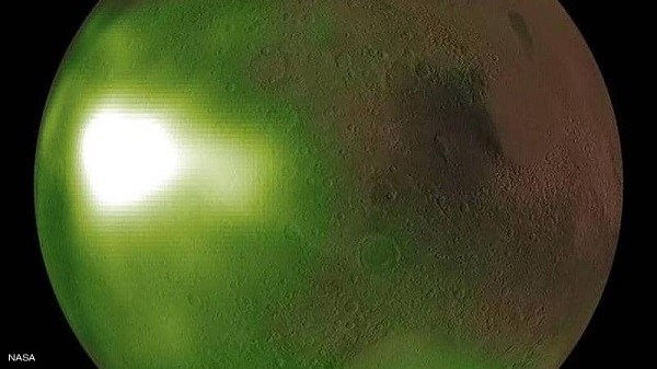 في كل مساء، يومض الغلاف الجوي العلوي بهدوء في ضوء الأشعة فوق البنفسجية