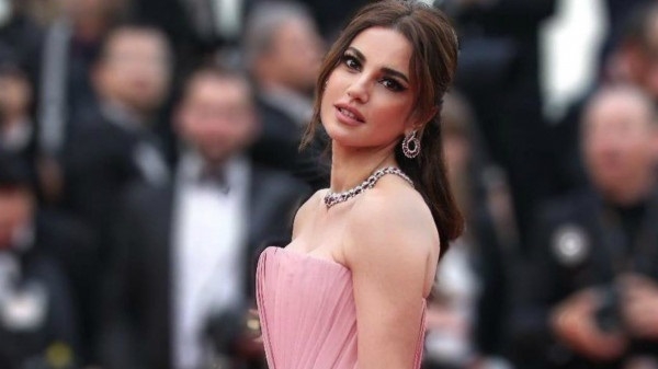 الفنانة درة زروق عقدت قرانها، واحتفلت بزفافها على المهندس هاني سعد في حفل بسيط بحضور عدد من نجوم الفن والإعلام.