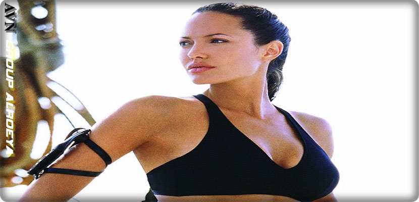 فيديو، صدر أليشا فيكاندر يحرجها في فيلم Tomb Raider