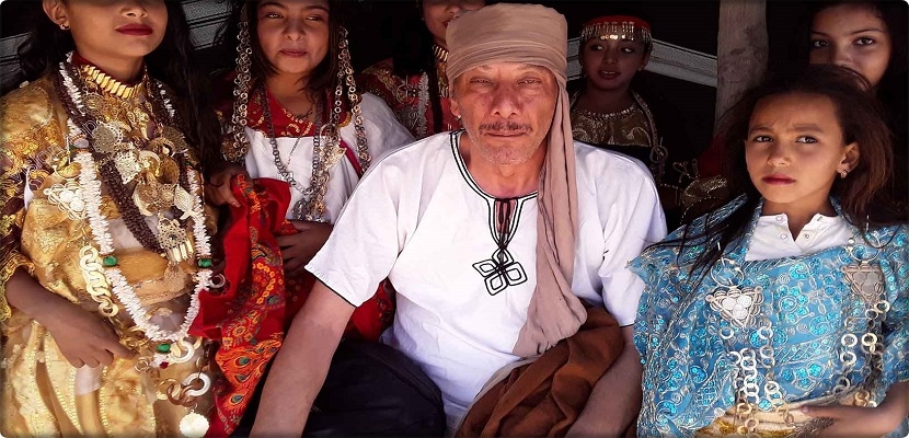 الفنان التونسي جمال المداني يتوسط فتيات عرض ملحمة حديث الصحراء في الدورة الخامسة والعشرين من مهرجان حزوة