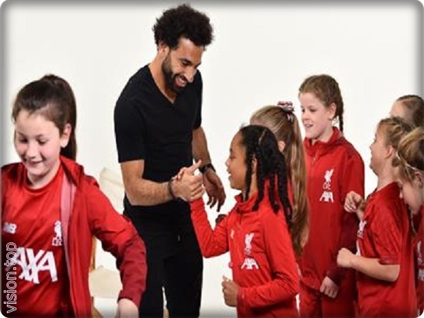 محمد صلاح مع فتيات ليفربول