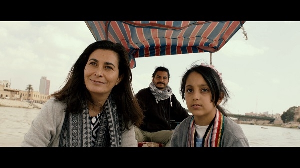 تتمحور أحداث الفيلم حول سارة الروائية ذات الأربعين عاماً تنحني كل ليلة أمام الكمبيوتر تبحث في الانترنت: أين كانت التفجيرات اليوم؟ سيارات مفخخة أم انتحاريين؟ كم عدد الموتى والجرحى؟ تلصق نقاط حمراء على مواقع الانفجارات فوق خارطة لبغداد معلقة فوق مكتبها.