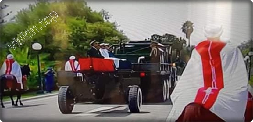 السيارة التي تحمل نغش الرئيس التونسي الراحل الباجي قايد السبسي في موكب تشييعه إلى مقبرة الزلاج