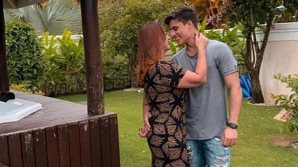 تياجو راموس حبيب والدة نيمار أصغر منها بتسعة وعشرين عاما وله علاقات شاذة مع الرجال