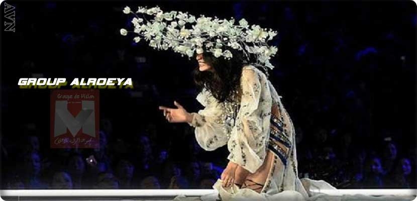 سقوط عارضة الأزياء الصينية مينغ زي في عرضVictoria's Secret