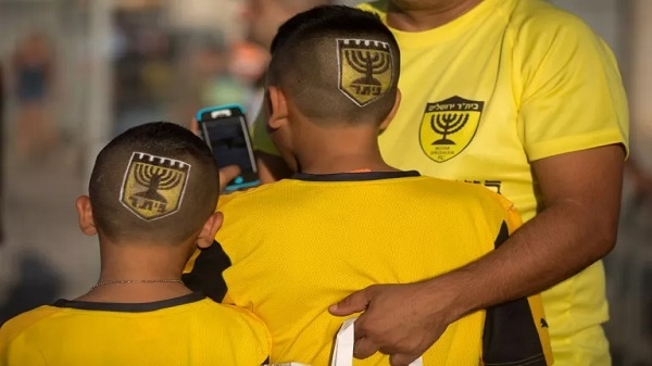 يعتبر مشجعو "بيتار القدس" الذي لم يضم في صفوفه لاعبا عربيا، معادين للمسلمين والعرب، لاسيما مجموعة المشجعين اليمينيين المتطرفة "لا فاميليا" المعروفة بأغانيها ضد النبي محمد