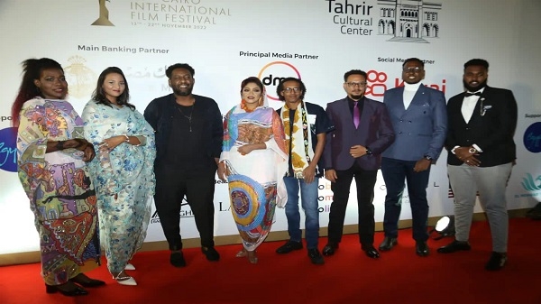 شهدت برامج عروض الأفلام القصيرة بـمهرجان القاهرة السينمائي الدولي، إقبالاً جماهيريًا كبيرًا، ومن بينها برنامج الأفلام القصيرة 2، والذي يضم 6 أفلام من بينهما طنين لمحمد فاوي وترينو لنجيب كثير ورفعت كل عروضه في دار الأوبرا المصرية وقاعة إيوارت شارة كامل العدد، كما تواجد عدد كبير من الشخصيات العامة لحضور عروض برنامج الأفلام القصيرة 4، اليوم السبت في قاعة إيوارت ويضم البرنامج 4 أفلام من بينهم حمزة: أطارد شبحًا يطاردني ومن عمل الشيطان.   عن فيلم حمزة: أطارد شبحًا يطاردني فيلم فلسطيني من إخراج ورد كيال وهو فيلمه الأول و سيناريو مجد كيال. يشارك في بطولته كامل الباشا ومعتز ملحيس، بمشاركة ربى بلال، خلود طنوس، أسامة بواردي، شامخ بدرة، جوهرة سبيتي، سميرة خليلي، فاطمة نعراني. الفيلم تسوقه وتوزعه عالميًا شركة MAD Solutions. في غابات فلسطين الصامتة، يتحوّل العبث مقاومةً. حمزة، رجل عربيّ كهل، يرفض التخلّي عن روتين يلازمه منذ تحرّر من السجن الإسرائيليّ. في كل صباح، يصل حمزة الغابة ليطارد أسدًا وهميًا لا وجود له. رغم توسّل زوجته وسخرية جيرانه، يكافح الرجل لينتصر على الكائن الضاري. وفي نهاية كلّ معركة، يجد حمزة ملجأه الهادئ. هذه قصّة شفاء بواسطة الصراع. تعويذة يوميّة تُطلق في البريّة، بمواجهة الذكريات المروّعة والشعور بالذنب.   عن فيلم طنين فيلم سوداني للمخرج محمد فاوي، وشاركه في كتابة السيناريو أحمد شاويش ونورا عادل، ومن بطولة جسور أبو القاسم، زهرة منصور وعلي عبد الغفار، ويتولى مهمة توزيع الفيلم عالميًا شركة MAD Solutions،  وتدور الأحداث حول أم مريضة تراقب ابنها وابنتها وهما يواجهان مأساتها وواقعهم الجديد بينما تسوء حالتها الصحية.   عن فيلم ترينو من تأليف وإخراج نجيب كثير، ويشارك في بطولته محمد قريع، ماكس بيمبرتون، كوثر الذوادي، وإلينور كرو، ويشارك في إنتاجه شركات Seventh Age Pictures Limited وSVP Tunisia، ويتولى توزيع الفيلم عالميًا شركة  MAD Solutions. ويحكي الفيلم قصة طفل صغير يهرب من جسده الفاشل وحياته المنعزلة بالسفر في أحلامه التي شكّلها من مجلات تحضرها له أمه؛ ولكن زوج والدته يحث أم الصبي على التوقف عن اهتمامها الشديد به، فيتخذ الأم والابن خطوة مهمة قد تغير حياتهما.   عن فيلم من عمل الشيطان: فيلم قصير للمخرجة ديسيل مختيجيان وتشارك في بطولته أيضًا مع علي السبع، ماريا سابا، لالا شماميان، وتلقى منحة تطوير من مساحة مدرار للفنون الحرة المعاصرة، وهو من إنتاج كريم مختيجيان (شركة  Kyme - Kay-oh Productions)، ويقوم بتوزيع الفيلم عالميًا شركة MAD Solutions. تدور أحداث الفيلم حول فتاة أرمنية-مصرية قضت فترة طفولتها بين الأقليات الأرمنية في مصر، ثم رحلت إلى فرنسا وقضت 10 أعوام بها. تبدأ الأحداث مع عودة الفتاة إلى مصر لتنظيم معرض عن المصورين الأرمن وتثير عودتها بداخلها صراعًا عن الهوية بين ثقافة مصر وجذورها الأرمنية.|||