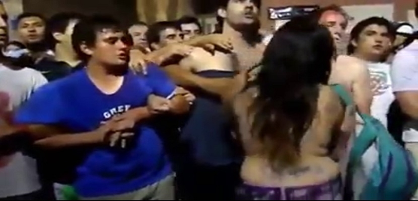 فيديو، فضيحة في الأرجنتين: نساء عاريات يحاولن دخول الكنيسة 