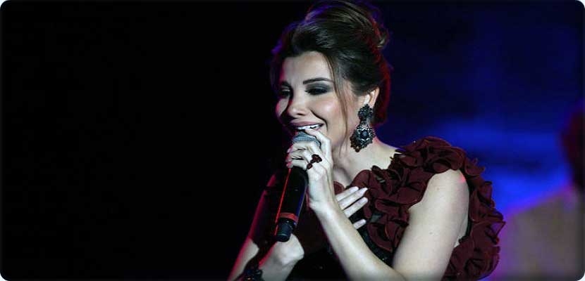 فيديو، نانسي عجرم تفاجأت بشاب يقبلها على المسرح