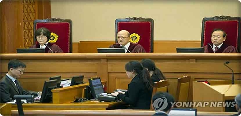 المحكمة الدستورية أشارت إلى أن دفوعات الفريق رئيسة كوريا الجنوبية بارك كون هيه والتي تسببت في عزلها لتطال ظروف عملها إبان غرق العبارة سيوال عام 2014غير كافية، وطلبت منه تقديم سجل المكالمات الهاتفية وإضافة معلومات تفصيلية في دفوعاته.