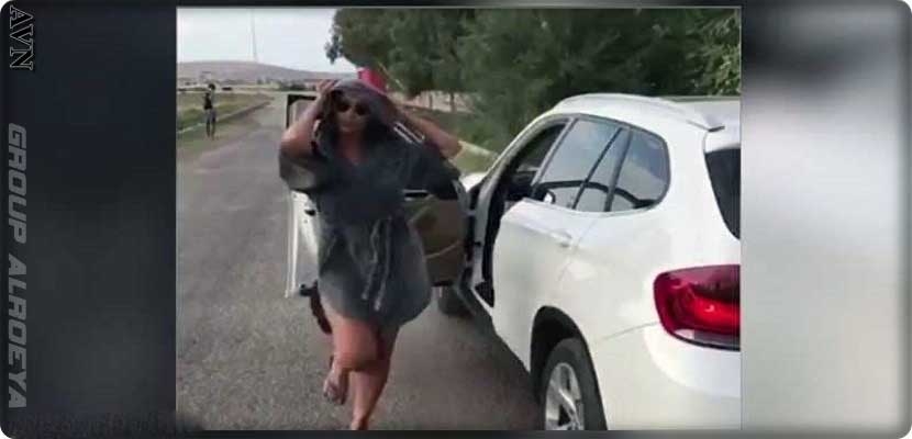 هوليا أوشار يبدو أنها كانت ترتدي روب حمام لا توجد ملابس داخلية.