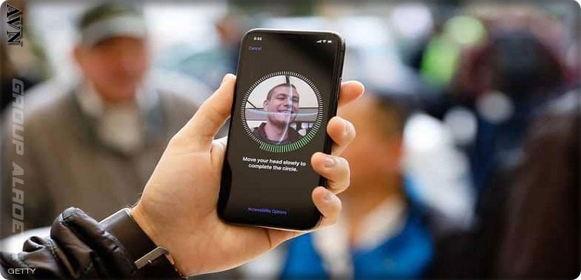 نشر المستخدمون مواضيع على المنتديات والمواقع التقنية يؤكدون فيها أن الميزة لا تتمكن نهائيا من التعرف على الوجه