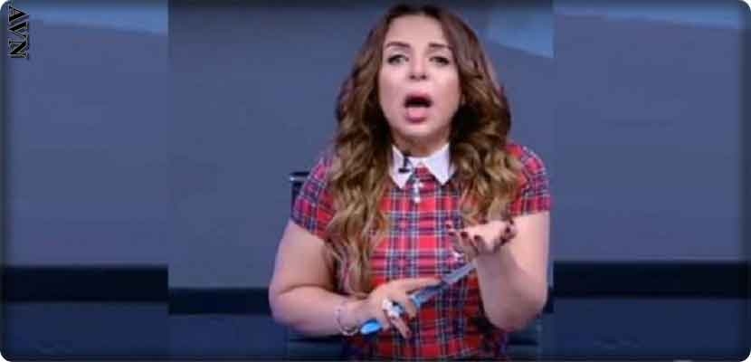 الإعلامية المصرية منال آغا تقطع شرايين يدها على الهواء مباشرة 