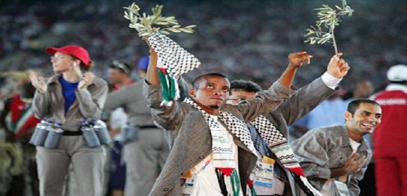 أعضاء الوفد الفلسطيني فروع الزيتون في حفل افتتاح دورة الألعاب الأولمبية 2004 في أثينا