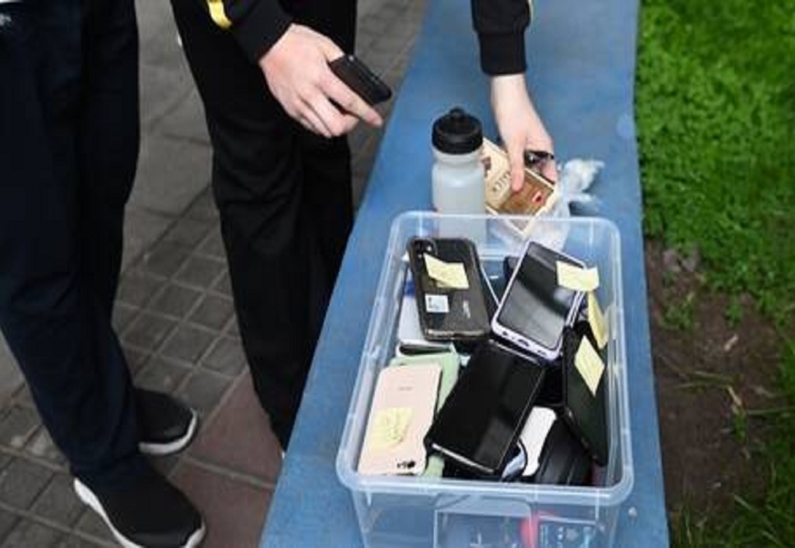  المدارس البريطانية تفرض حظرا شاملا على استخدام الهواتف المحمولة 