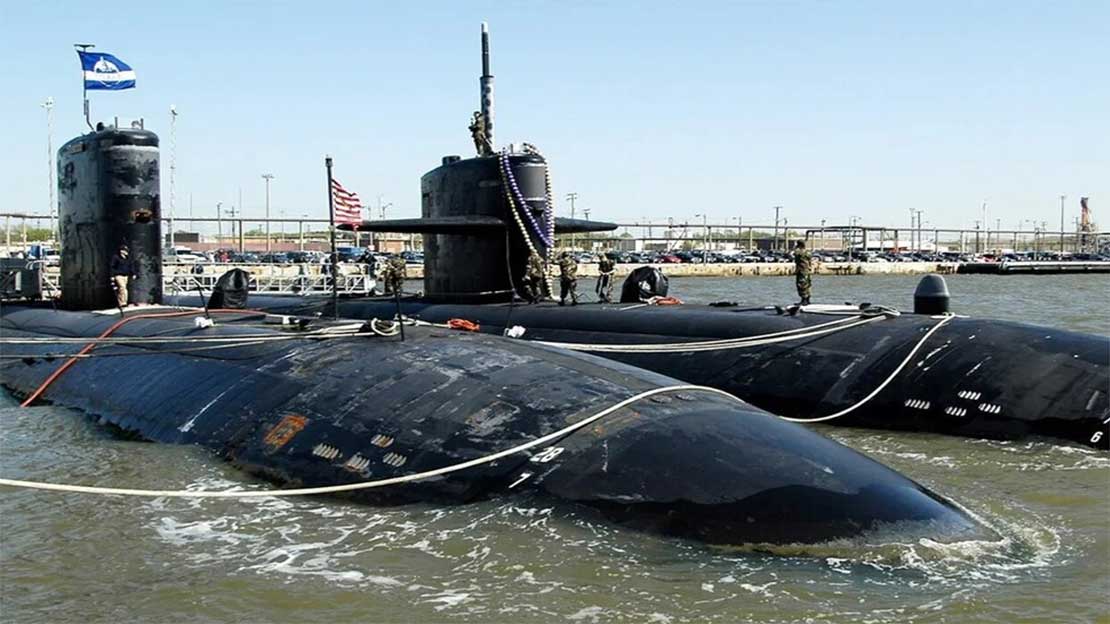 (صورة توضيحية: الغواصة «يو إس إس نيوبورت نيوز» ترسو بجانب شقيقتها «يو إس إس بويز» بعد عودتهما إلى محطة نورفولك البحرية في فرجينيا عام 2003).