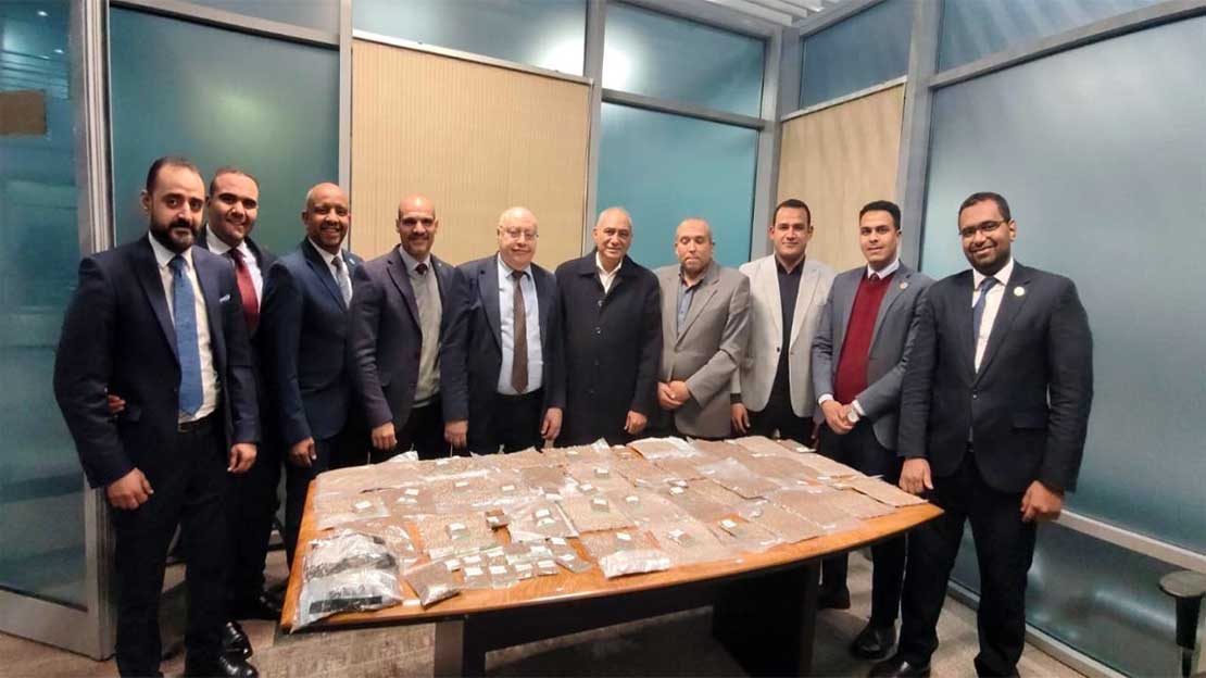 مطار القاهرة يحبط أكبر عملية تهريب مخدرات في تاريخه.. 7.5 كيلو بذور ماريجوانا مخبأة بطريقة